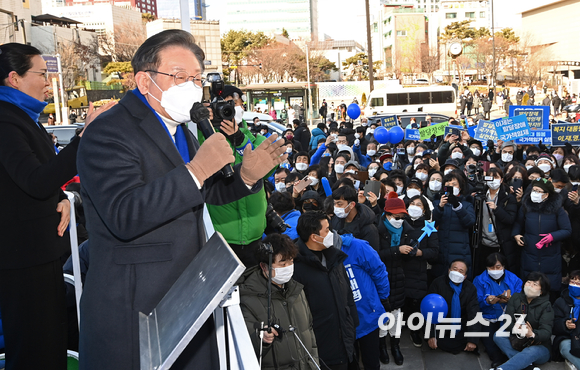 이재명 더불어민주당 대선후보가 17일 오후 서울 성동구 왕십리역 앞에서 열린 집중유세에서 유권자들에게 지지를 호소하고 있다. [사진=국회사진취재단]