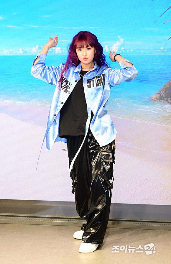 크리에이터 춤추는나율이 15일 서울 성수동 통일타워에 위치한 '케이팝 아케이드'(KPOP ARCADE)에 방문해 대표 프로그램 '비 더 아이돌'(Be The IDOL) 클래스 체험을 하고 있다. [사진=정소희 기자]