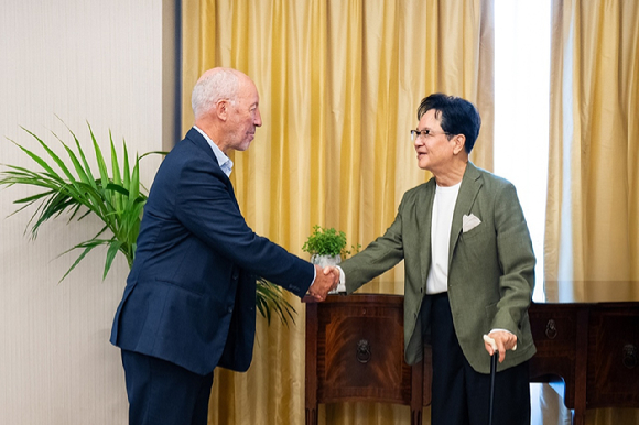 이재현 CJ그룹 회장이 영국 런던에서 스포츠 마케팅 전문가 마이클 페인 대표를 만나 악수를 나누고 있다. [사진=CJ그룹]