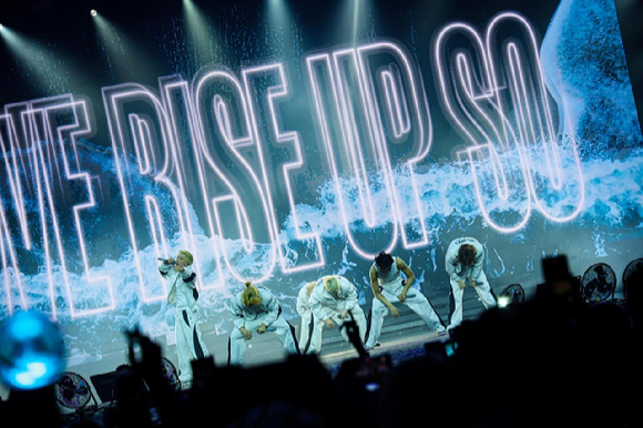 피원하모니가 런던 OVO 아레나 웸블리(OVO Arena Wembley)에서 무대를 선보이고 있다. [사진=FNC엔터테인먼트]