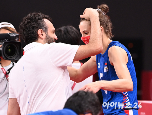 8일 오전 일본 도쿄 아리아케 아레나에서 '2020 도쿄올림픽' 여자 배구 동메달 결정전 대한민국과 세르비아의 경기가 펼쳐졌다. 한국 스테파노 라바리니 감독이 세트스코어 0-3으로 패하며 4위를 차지한 후 세르비아 선수들과 인사를 하고 있다.
