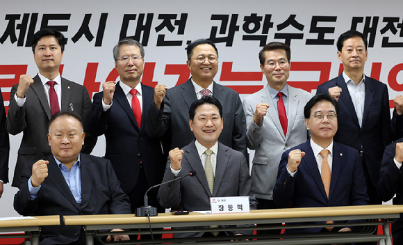 김민석 국무총리가 1일 서울 여의도 국회에서 국민의힘 장동혁 대표(오른쪽)를 예방해 발언을 하고 있다. [사진=곽영래 기자]