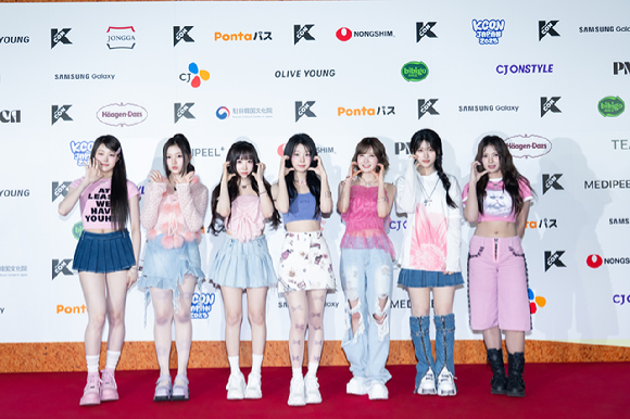그룹 세이마이네임이 지난 9일 일본 지바현 마쿠하리 멧세에서 개최된 '케이콘 재팬 2025(KCON JAPAN 2025)' 레드카펫 행사에서 포즈를 취하고 있다. [사진=CJ ENM]