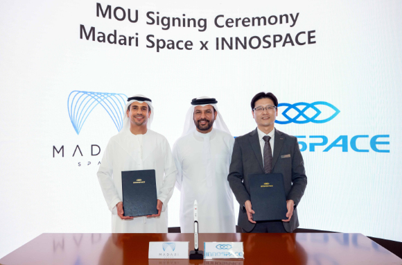 두바이 에어쇼에서 이노스페이스-마다리 스페이스 MOU 체결 후 기념 촬영을 하고 있다. 마다리 스페이스 대표이사 샤리프 알 로마이티(Sharif Al Romaithi), UAE 우주청 총국장 살렘 부티 살렘 알 쿠바이시(Salem Butti Salem Al Qubaisi), 김수종 이노스페이스 대표(왼쪽부터). [사진=이노스페이스]