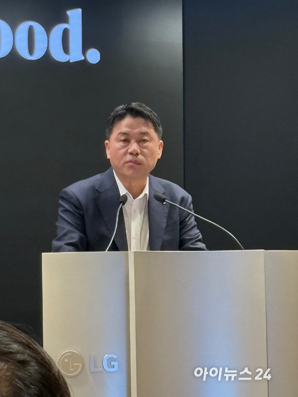 류재철 LG전자 최고경영자가 23일 서울 여의도 LG트윈타워에서 열린 제24기 정기 주주총회에서 '2026년 사업 전략'을 설명하고 있다. [사진=권서아 기자]