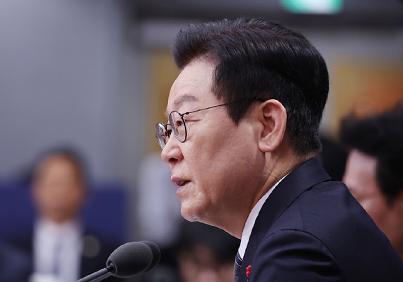 이재명 대통령이 19일 정부서울청사 별관에서 열린 외교부(재외동포청)&middot;통일부 업무보고에서 발언하고 있다. 2025.12.19 [사진=연합뉴스]