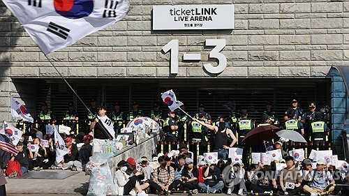 6일 개표소인 서울 송파구 올림픽공원 핸드볼경기장 앞에서 부정선거를 주장하는 시민들과 보수 성향 유튜버 등이 구호를 외치고 있다. 2026.6.6 [사진=연합뉴스]