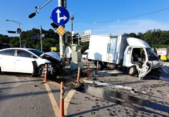 엄마의 택배 배송 일을 돕기 위해 트럭에 타고 있던 중학생 아들이 신호위반 차로 인해 숨지는 사고가 발생했다. [사진=강원도소방본부제공]