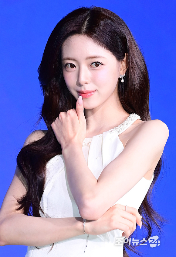 그룹 있지(ITZY) 유나가 23일 오후 서울 광진구 풀만 앰버서더 서울 이스트폴에서 열린 솔로 데뷔 앨범 '아이스크림' 발매 기념 쇼케이스에서 포즈를 취하고 있다. [사진=정소희 기자]