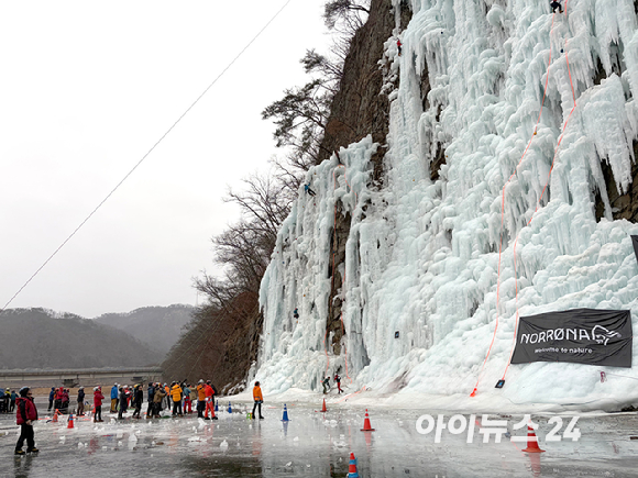 원주시산악연맹 한국판대아이스파크운영위원회가 주최하고 원주시산악연맹이 주관한 '제3회 전국 아이스클라이밍 페스티벌'이 코오롱등산학교, 리더스, 한국산악회 등 전국 15개팀이 참가한 가운데 22일 강원도 원주시 지정면 지정리 194 판대아이스파크에서 성대하게 열렸다. 경기에 참가한 선수들이 빙벽을 오르고 있다. [사진=정소희 기자]