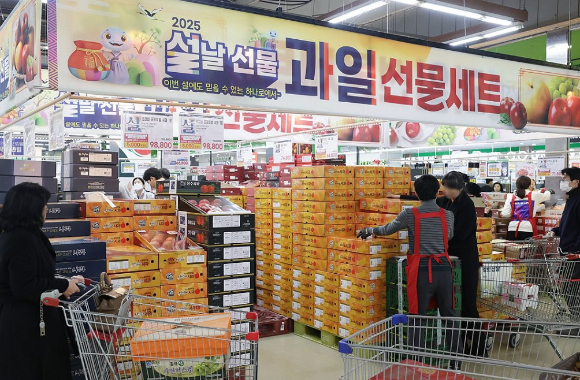 지난 19일 서울의 한 대형마트에서 시민들이 과일을 둘러보고 있다. [사진=연합뉴스]