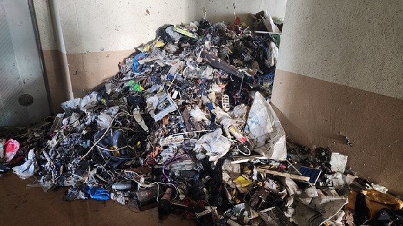 울산 남구 달동의 한 아파트 복도에 쓰레기 산이 쌓여 있다. 지난 28일 오후 6시 56분께 이 아파트에서 발생한 화재로 저장 강박 증세를 보이던 70대 주민이 사망했다. 소방 당국은 쓰레기 정리와 함께 진화 작업을 벌인 끝에 약 7시간 45분 만에 불을 완전히 껐다. 2025.12.29 [사진=연합뉴스]