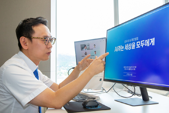 이진형 KT AX사업본부장 상무가 '모두의 AI' 사업 전략에 대해 설명하고 있다. [사진=KT]