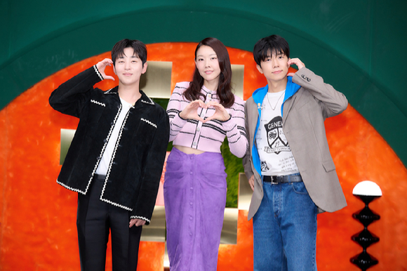 '누난 내게 여자야2' 제작발표회에 참석한 딘딘, 모델 한혜진, 2PM 장우영 [사진=KBS ]