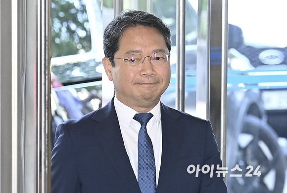 김승원 법무부 장관 후보자가 지난 3일 오전 서울 종로구 적선현대빌딩에 마련된 인사청문회 준비사무실로 출근하고 있다. [사진=곽영래 기자]