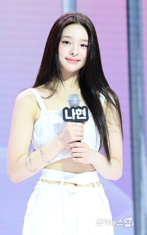 그룹 앳하트 나현이 13일 오후 서울 한남동 블루스퀘어에서 열린 앳하트(AtHeart) 첫 번째 EP '플롯 트위스트'(Plot Twist) 미디어 쇼케이스에 참석하고 있다. [사진=정소희 기자]