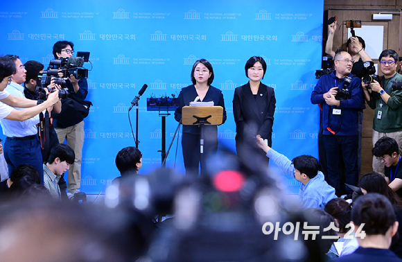 용혜인 성평등가족부 장관 후보자가 10일 서울 여의도 국회 소통관에서 입장 발표 기자회견을 마치고 질의응답을 하고 있다. [사진=정소희 기자]