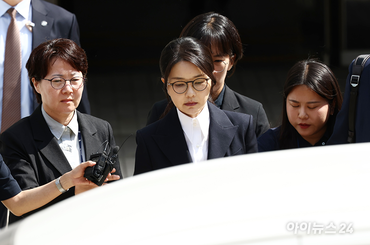 윤석열 전 대통령 부인 김건희 씨가 12일 오후 서울 서초구 서울중앙지방법원에서 열린 구속 전 피의자 심문(영장실질심사)을 마치고 법원을 나서고 있다. [사진=사진공동취재단]