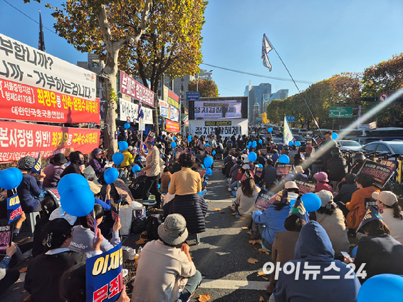 민주시민 국민항쟁 추진연대가 15일 서울지하철 2호선 서초역 7번 출구 인근에서 '정치검찰 해체, 이재명 무죄 촉구 시민대회'를 진행하는 모습. [사진=라창현 기자]