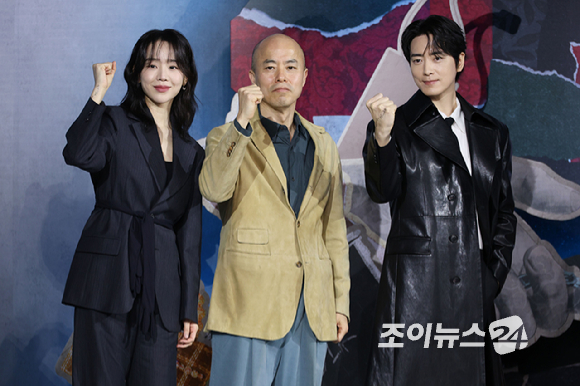 배우 신혜선, 김진민 PD, 배우 이준혁이 10일 오전 서울 중구 장충동 앰배서더 서울 풀만 호텔에서 열린 넷플릭스 시리즈 '레이디 두아' 제작발표회에 참석해 포즈를 취하고 있다. [사진=문수지 기자]