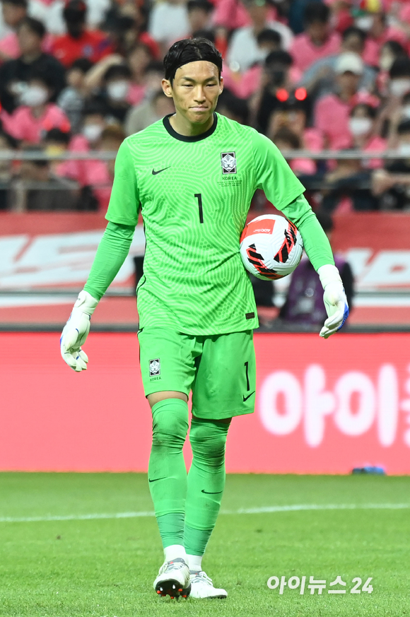 2일 오후 서울 월드컵경기장에서 열린 대한민국과 브라질 축구 국가대표팀 친선경기에서 한국의 반칙으로 브라질에 두 번째 페널티킥이 선언되자 한국 골키퍼 김승규가 망연자실하고 있다. [사진=정소희 기자]