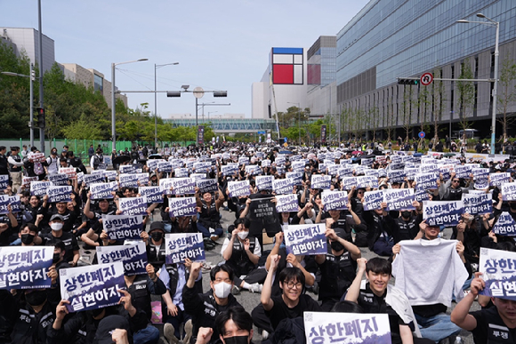 삼성전자 노조 조합원 4만 여명이 23일 경기 평택시 고덕 삼성로 일대를 가득 메우고 총궐기대회를 하고 있다. [사진=삼성그룹 초기업노조 삼성전자 지부]
