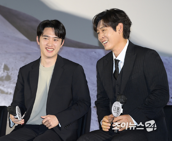 배우 도경수와 설경구가 27일 오전 서울 CGV 용산 아이파크몰점에서 진행된 영화 '더 문' 제작보고회에 참석하고 있다. [사진=정소희 기자]