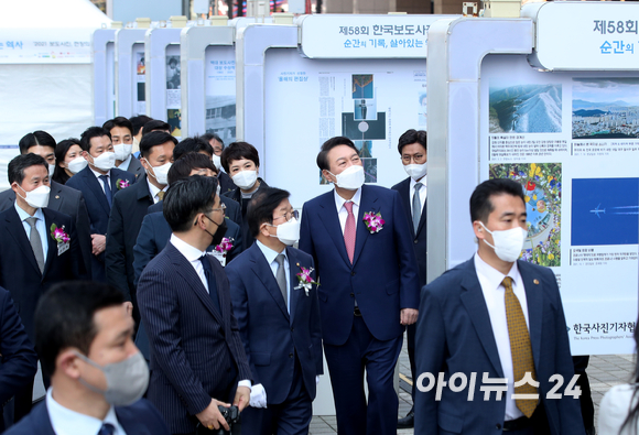 윤석열 대통령 당선인이 4일 오전 서울 중구 프레스센터 광장에서 열린 '순간의 기록, 살아있는 역사' 제58회 한국보도사진전 개막식에서 수상작을 감상하고 있다. [사진=인수위사진기자단]