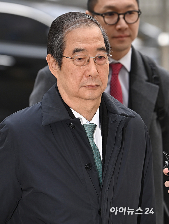 내란 방조 및 내란 중요임무 종사 혐의를 받는 한덕수 전 국무총리가 26일 서울중앙지법에서 열린 결심 공판에 출석하고 있다. [사진=곽영래 기자]