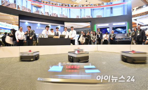 4일 오전 서울 강남구 코엑스에서 열린 2026 스마트공장&middot;자동화산업전(AW2026)에서 현대무벡스 자율주행 물류로봇(AMR)이 군집 퍼레이드 시연을 하고 있다. [사진=곽영래 기자]