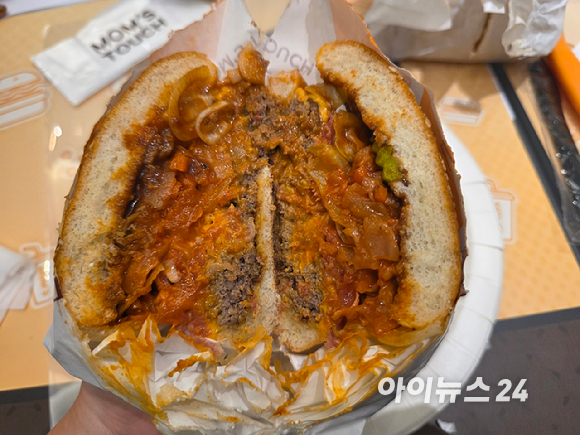 '에드워드 리 셰프 컬렉션 Ⅱ' 시식회 현장에 진열된 신제품 버거 2종과 치킨. [사진=구서윤 기자]