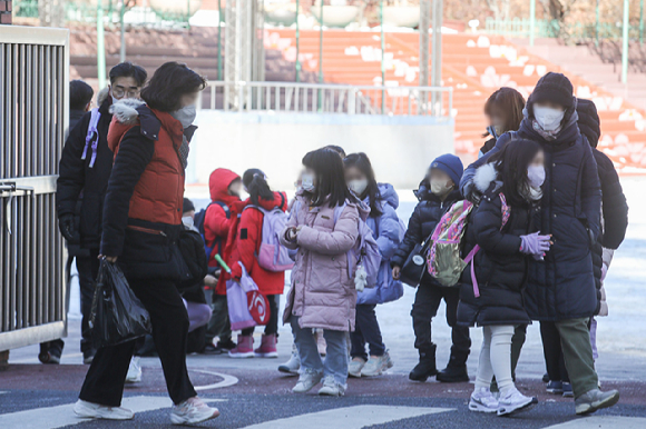 교육부는 내달 1일부터 코로나19 확진 학생의 7일 격리 의무를 '5일 결석 권고'로 조정하는 '유·초·중등(중·고) 및 특수학교 코로나19 감염예방 관리 안내'(학교방역지침) 제10판을 적용한다고 29일 밝혔다. 사진은 서울 시내 초등학교에서 초등학생들이 하교하고 있는 모습이다. [사진=뉴시스]
