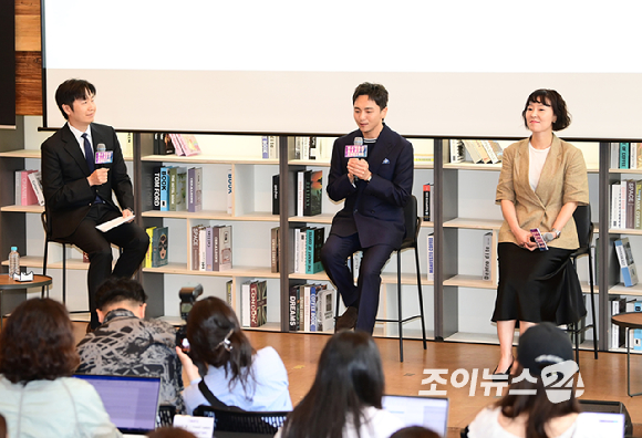 박천휴 작가가 24일 오후 서울 중구 명동1가 커뮤니티하우스 마실에서 열린 뮤지컬 '어쩌면 해피엔딩' 토니어워즈 수상 기념 기자간담회에 참석하고 있다. [사진=정소희 기자]