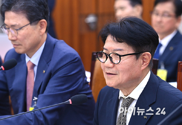 우희종 한국마사회장이 16일 서울 여의도 국회 농림축산식품해양수산위원회 국정감사에서 질의에 답변하고 있다. [사진=곽영래 기자]