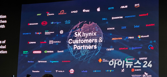 최태원 SK그룹 회장이 3일 서울 강남구 코엑스에서 열린 'SK AI 서밋'에서 기조연설을 하고 있다. [사진=박지은 기자]