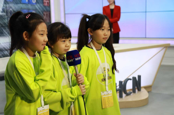 초등학생들이 'KT그룹 미디어 투어'를 체험하고 있는 모습. [사진=HCN]