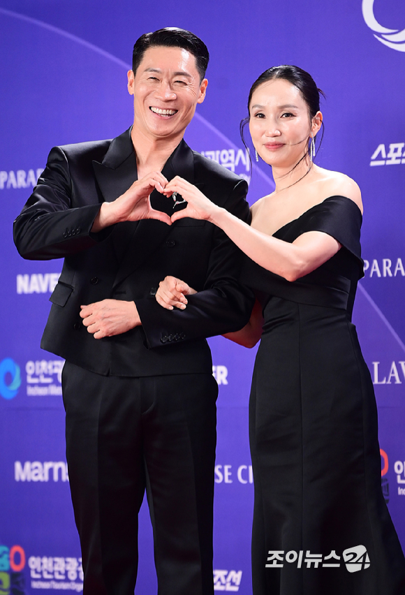 배우 진선규, 박보경 부부가&nbsp;31일 오후&nbsp;인천시 영종구 운서동 파라다이스시티에서 열린&nbsp;제5회 청룡시리즈어워즈&nbsp;레드카펫 행사에 참석하고 있다. [사진=정소희 기자]