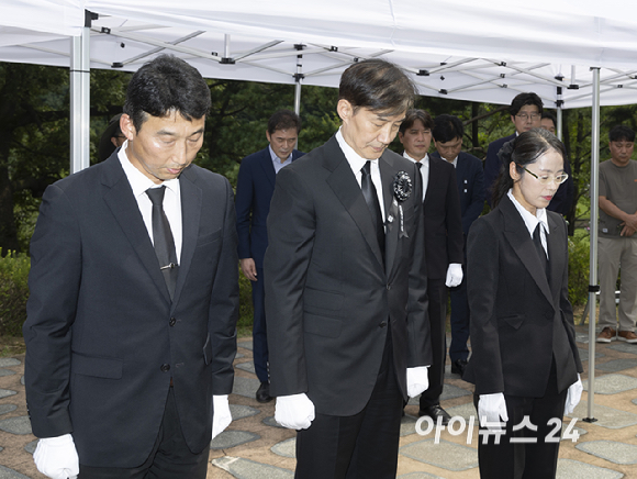 조국 조국혁신당 전 대표가 18일 서울 동작구 국립서울현충원 내 김대중 전 대통령 묘역을 찾아 참배를 하고 있다. [사진=곽영래 기자]