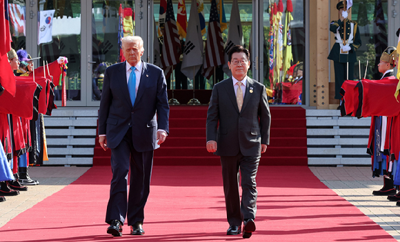이재명 대통령과 도널드 트럼프 미국 대통령이 29일 경북 경주박물관에서 정상회담장으로 이동하고 있다. 2025.10.29 [대통령실통신사진기자단] [사진=연합뉴스]