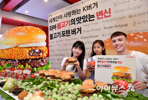 17일 서울 용산구 롯데리아 숙대입구역점에서 모델들이 신제품 '불고기포텐버거를 선보이고 있다. 불고기포텐버거는 조셉 리저우드 셰프와 공동 개발한 메뉴로 한국적인 맛과 다국적 입맛을 모두 사로 잡을 수 있도록 크리스피 불고기 토핑을 더했다. 입안에서 터지는 불고기 육즙과 깻잎 매실청 소스, 청양고추의 매콤함 등으로 다채로운 맛을 즐길 수 있는 점이 특징이다. [사진=곽영래 기자]