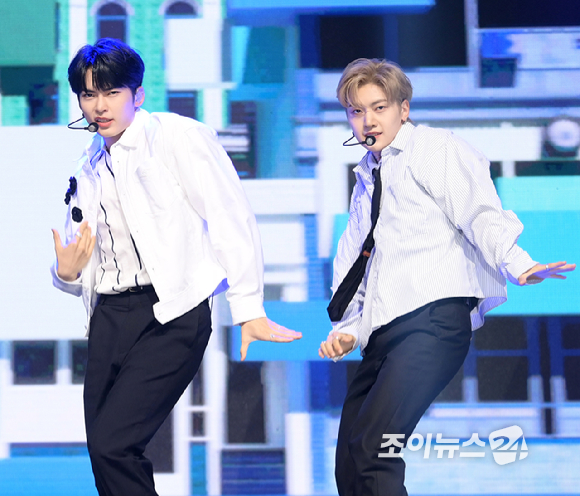 그룹 제로베이스원 성한빈과 석매큐가 10일 오후 서울 광진구 광장동 예스24라이브홀에서 열린 제로베이스원(ZEROBASEONE) 데뷔 쇼케이스에서 멋진 무대를 선보이고 있다. [사진=정소희 기자]