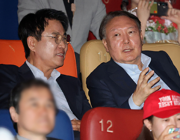 지난 21일 서울 동대문구 한 영화관에서 관람 도중 졸고 있는 윤석열 전 대통령. [사진=온라인 커뮤니티]