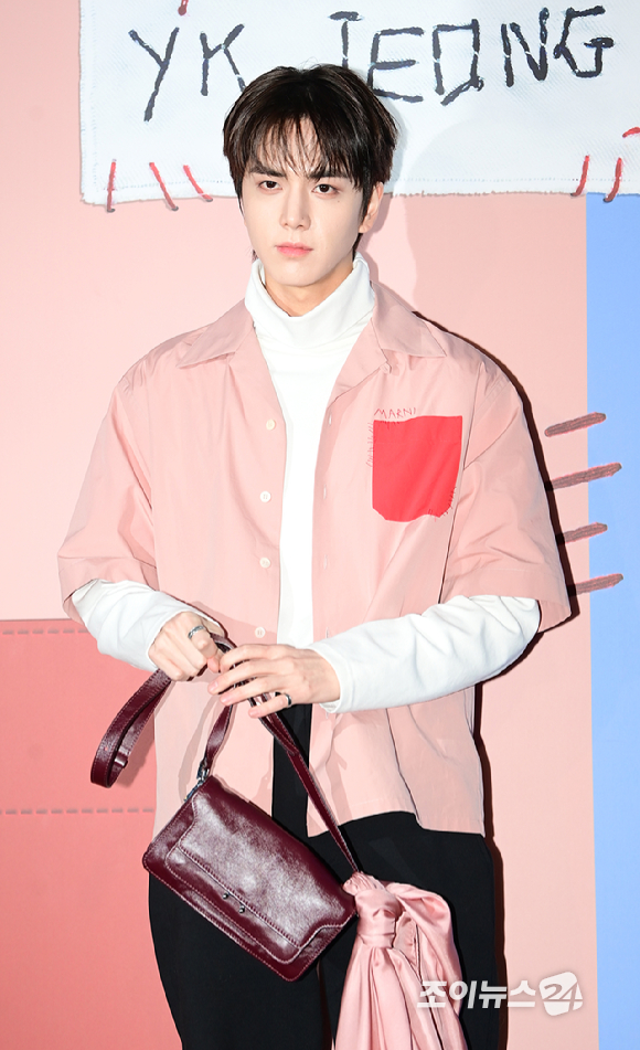 그룹 더보이즈(THE BOYZ) 영훈이 25일 오후 서울 강남구 청담동 인근에서 진행된 한 패션 브랜드 포토콜 행사에 참석하고 있다. [사진=정소희 기자]