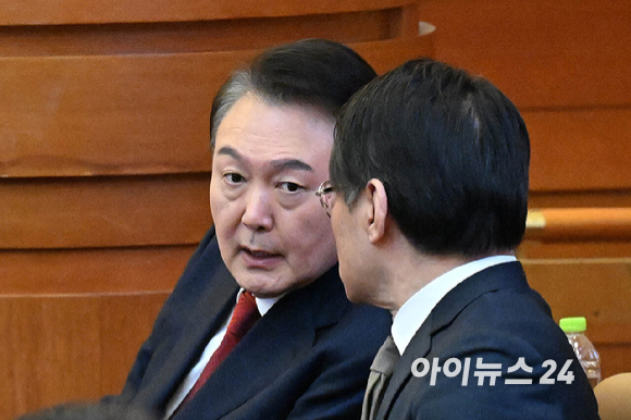 윤석열 대통령이 11일 서울 종로구 헌법재판소에서 열린 '윤석열 대통령 탄핵심판 7차 변론'에 출석하고 있다. [사진=사진공동취재단]