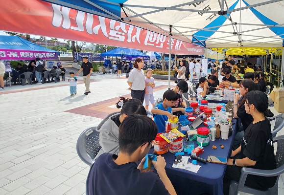 지난 23일 경북대 미래융합과학관에서 열린 '2023 기초과학축전' 행사에 나온 지역민들이 체험활동을 하고 있다. [사진=경북대학교]