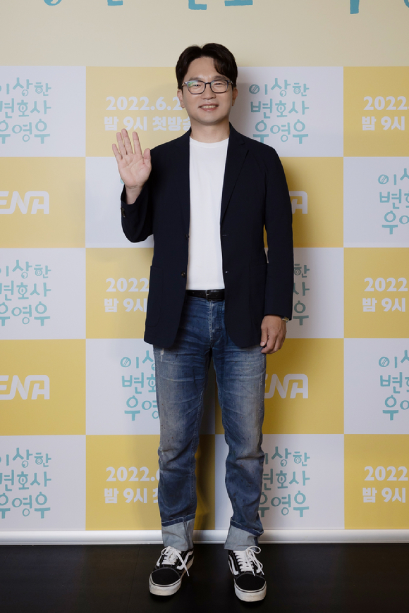 유인식 PD가 29일 서울 광진구 자양동 롯데시네마 건대입구점에서 진행된 ENA채널 '이상한 변호사 우영우' 제작발표회에 참석해 포즈를 취하고 있다. [사진=ENA]