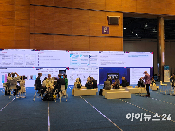 12일 서울 강남 코엑스서 열린 '세계폐암학회(WCLC) 2026' 현장이 전 세계에서 모인 폐암 분야 연구자와 의료진들로 북적이고 있다. [사진=전다윗 기자]