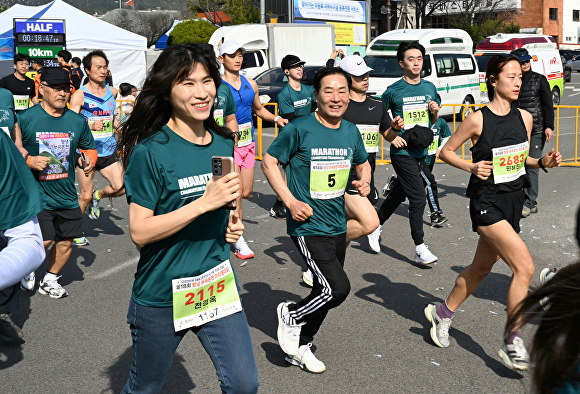  성낙인 경상남도 창녕군수(가운데)가 '제18회 창녕 부곡온천마라톤대회'에서 참가 선수들과 함께 질주하고 있다. [사진=경상남도 창녕군] 