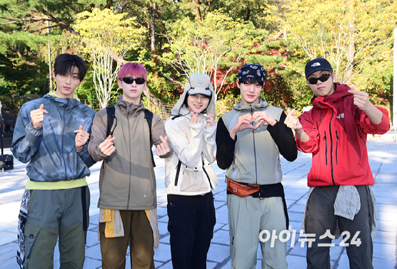 그룹 더윈드(The Wind) 최한빈-장현준-안찬원-타나톤-박하유찬이 17일 서울 우이동 만남의광장에서 진행된 '스타 더윈드와 함께 하는 팬트레킹-제14회 희망찾기 등산&middot;트레킹 교실' 개막식에 참석해 포즈를 취하고 있다. [사진=정소희 기자]