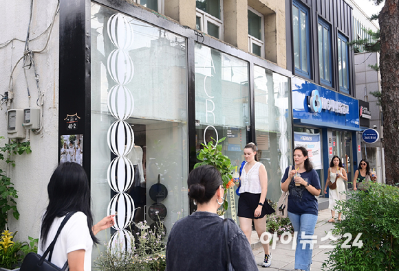 유니크한 무드로 패션 피플들에게 사랑 받는 디자이너브랜드 아크로밧(Acrobat)이 29일 북촌 플래그십 스토어를 오픈했다. 방문객들이 상품을 둘러보고 있다. [사진=정소희 기자]